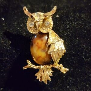 Vintage Gerry's Perched Owl Jelly Belly Marbled Stone  Goldtone Brooch Pin